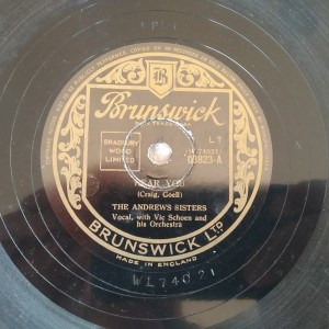 78rpm record BRUNSWICK  BRUNSWICK  FEAR YOU The Andrews Sisters HOW LUCKY YOU ARE 25cms