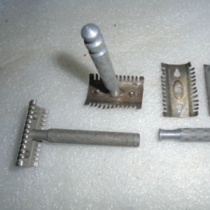 BRITISH OR US ARMY SHAVING RAZOR